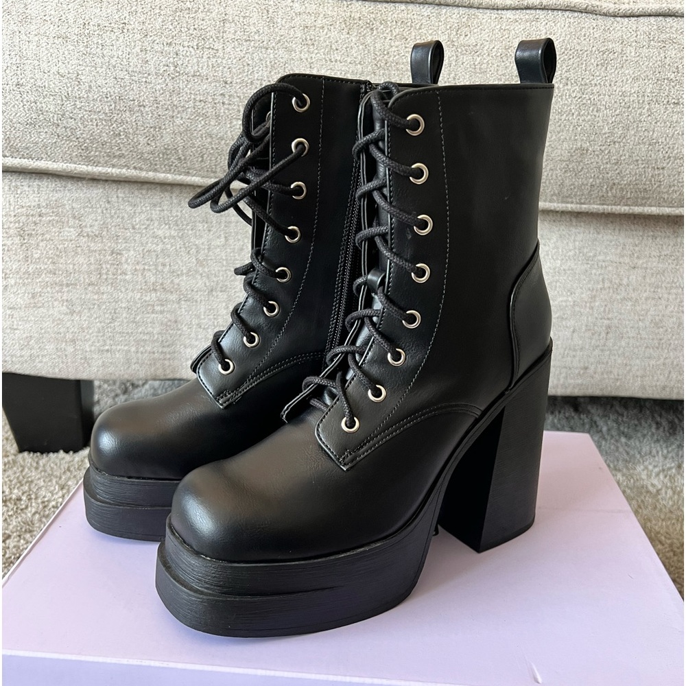 BNIB STEVE Madden platform boots